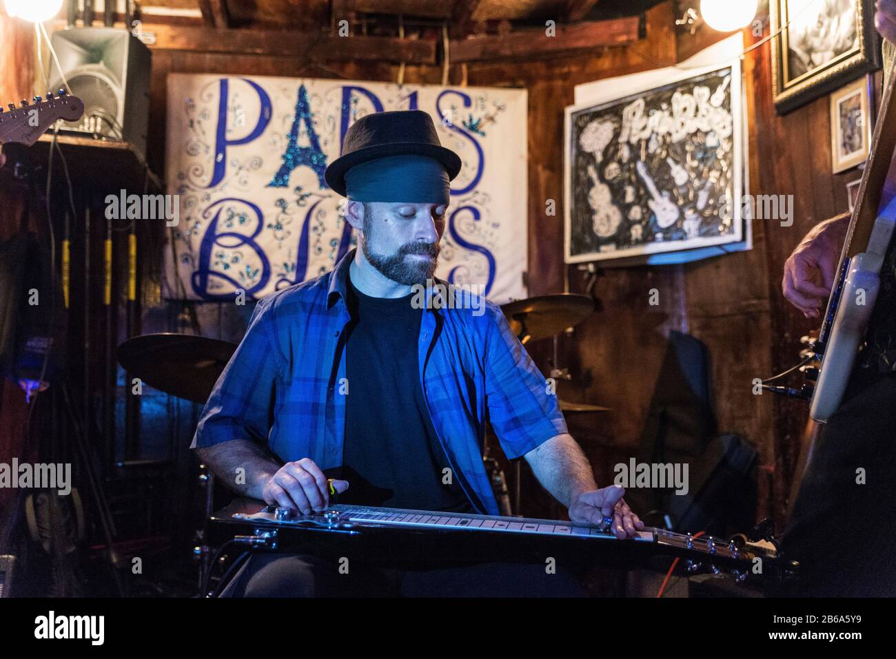 New York City, USA - 4. August 2018: Gitarrist spielt mit seiner Band bei einem Auftritt in Paris Blues Harlem in Harlem, New York City, USA Stockfoto
