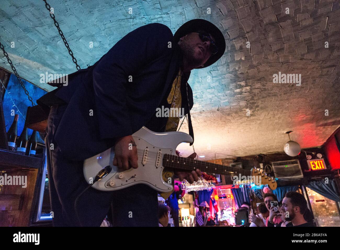 New York City, USA - 4. August 2018: Gitarrist, der mit seiner Band bei einem Auftritt in Paris Blues Harlem in Harlem über dem Bar-Counter spielt, Stockfoto