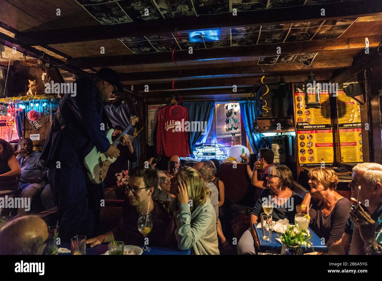 New York City, USA - 4. August 2018: Gitarrist, der mit seiner Band bei einem Auftritt in Paris Blues Harlem in Harlem über dem Bar-Counter spielt, Stockfoto