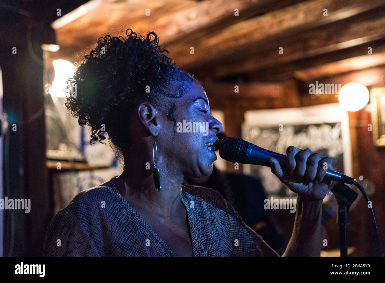 New York City, USA - 4. August 2018: Schwarze Frau singt mit einer Band in einem Auftritt in Paris Blues Harlem in Harlem, New York City, USA Stockfoto
