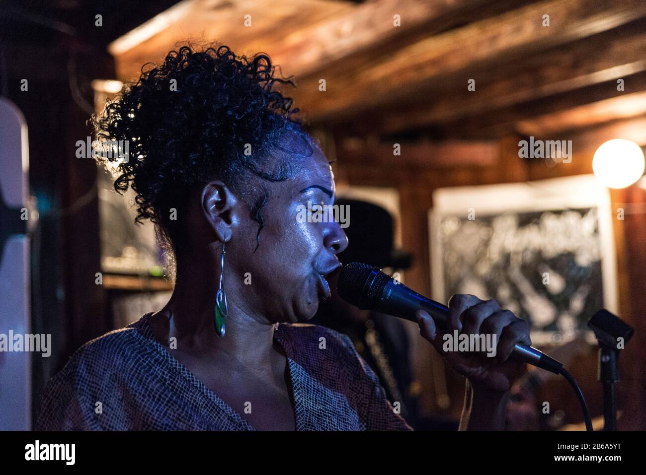 New York City, USA - 4. August 2018: Schwarze Frau singt mit einer Band in einem Auftritt in Paris Blues Harlem in Harlem, New York City, USA Stockfoto