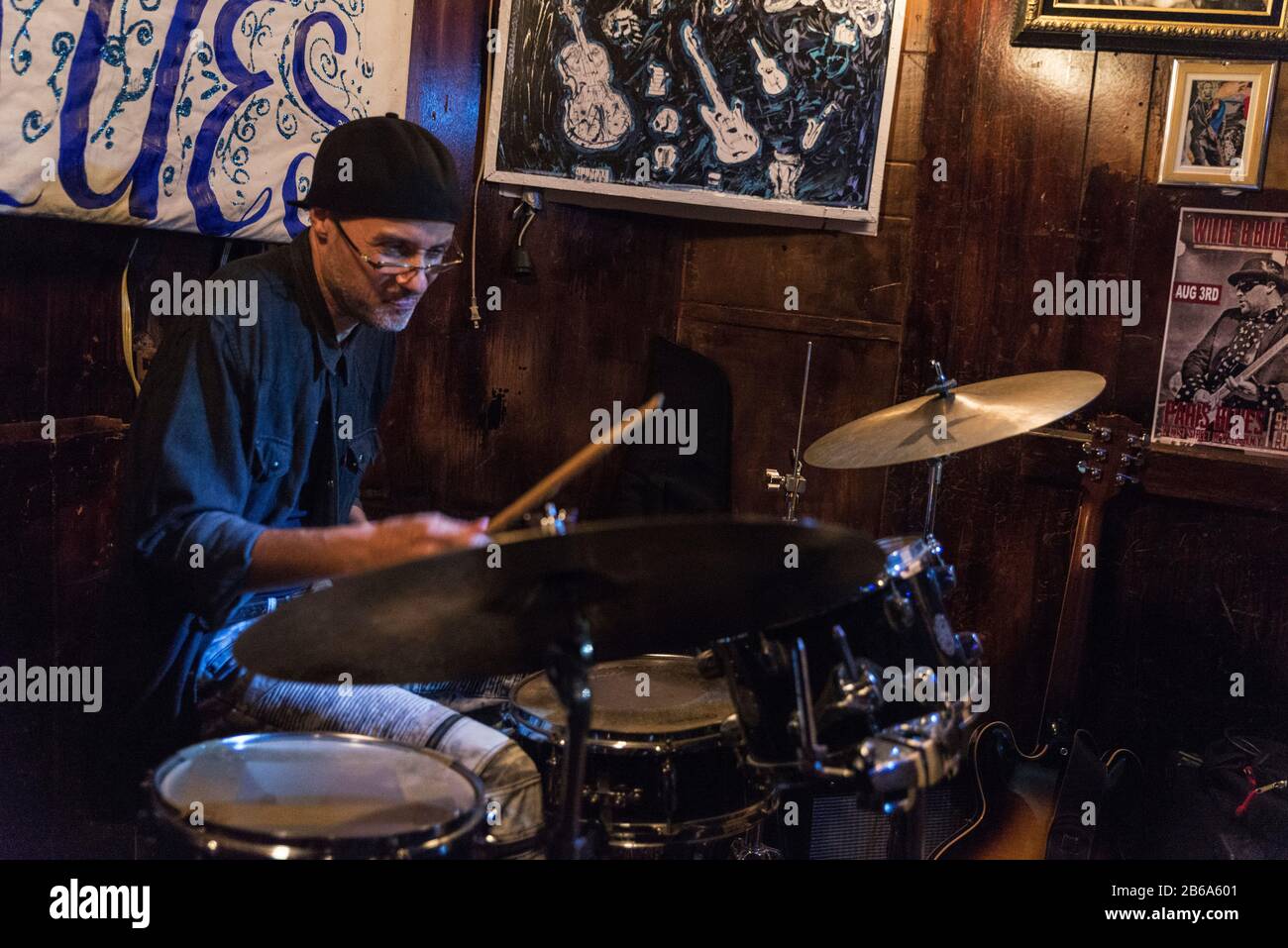 New York City, USA - 4. August 2018: Schlagzeuger, der mit seiner Band bei einem Auftritt in Paris Blues Harlem in Harlem, New York City, USA spielt Stockfoto