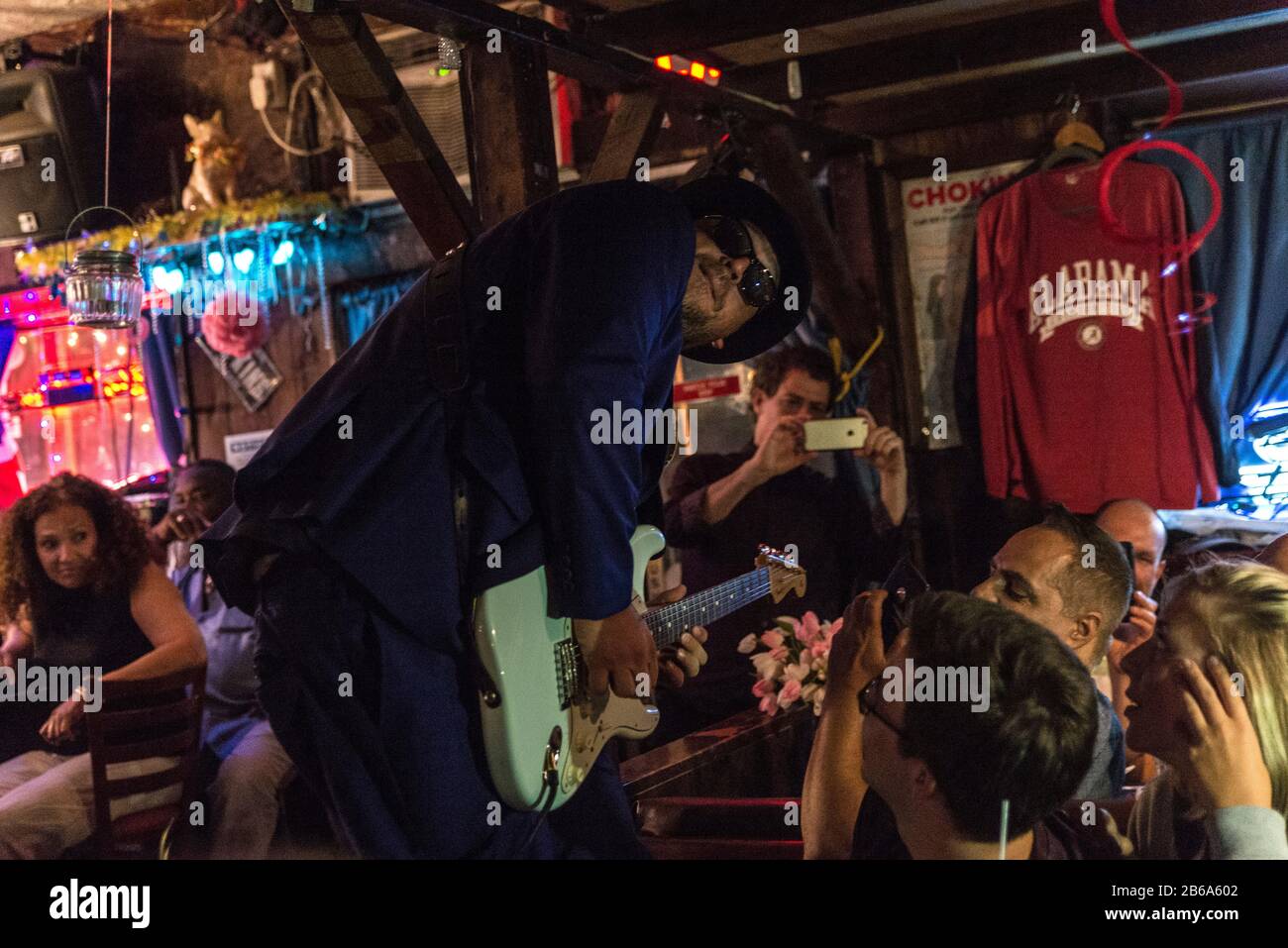 New York City, USA - 4. August 2018: Gitarrist, der mit seiner Band bei einem Auftritt in Paris Blues Harlem in Harlem über dem Bar-Counter spielt, Stockfoto