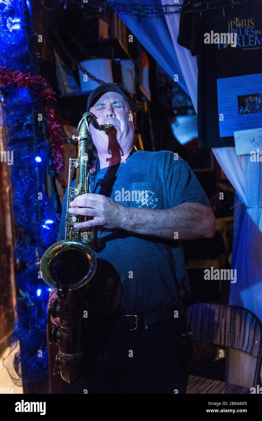 New York City, USA - 4. August 2018: Saxophonist spielt mit seiner Band bei einem Auftritt in Paris Blues Harlem in Harlem, New York City, USA Stockfoto