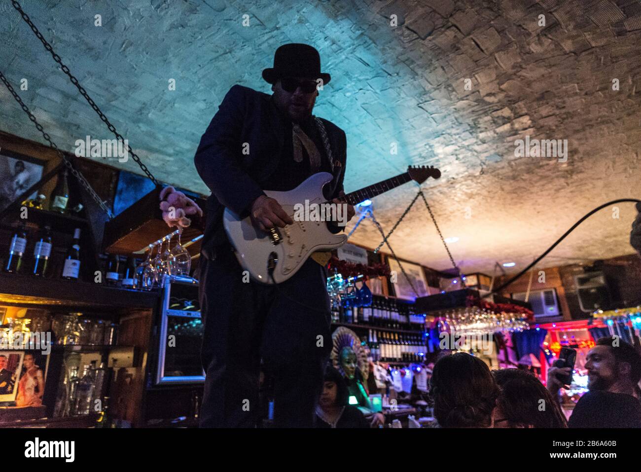 New York City, USA - 4. August 2018: Gitarrist, der mit seiner Band bei einem Auftritt in Paris Blues Harlem in Harlem über dem Bar-Counter spielt, Stockfoto