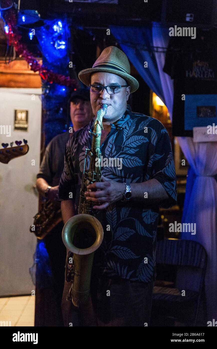 New York City, USA - 4. August 2018: Saxophonist spielt mit seiner Band bei einem Auftritt in Paris Blues Harlem in Harlem, New York City, USA Stockfoto