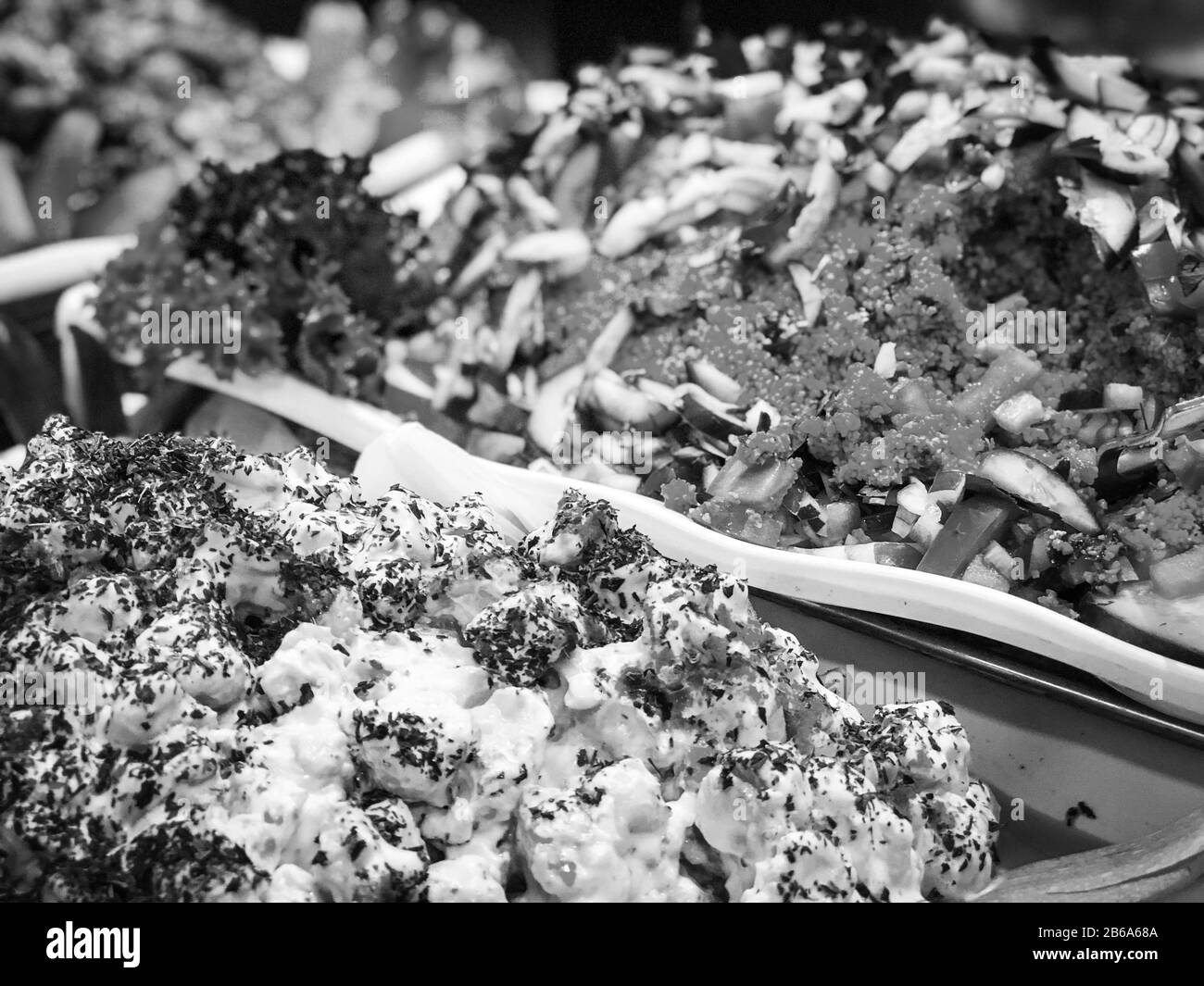 Türkischen Salat mit frischem Gemüse, Gewürzen und Salatdressing mischen Stockfoto