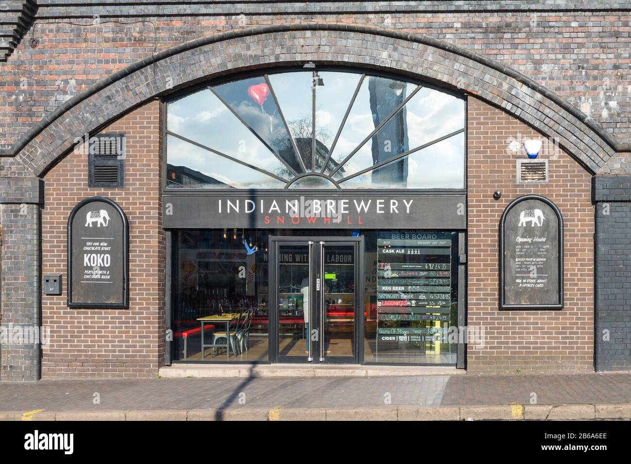 Die Indian Brewery in Eisenbahnbögen an der Livery Street im Stadtzentrum von Birmingham, Großbritannien, serviert indische Straßennahrung und handwerkliches Bier Stockfoto