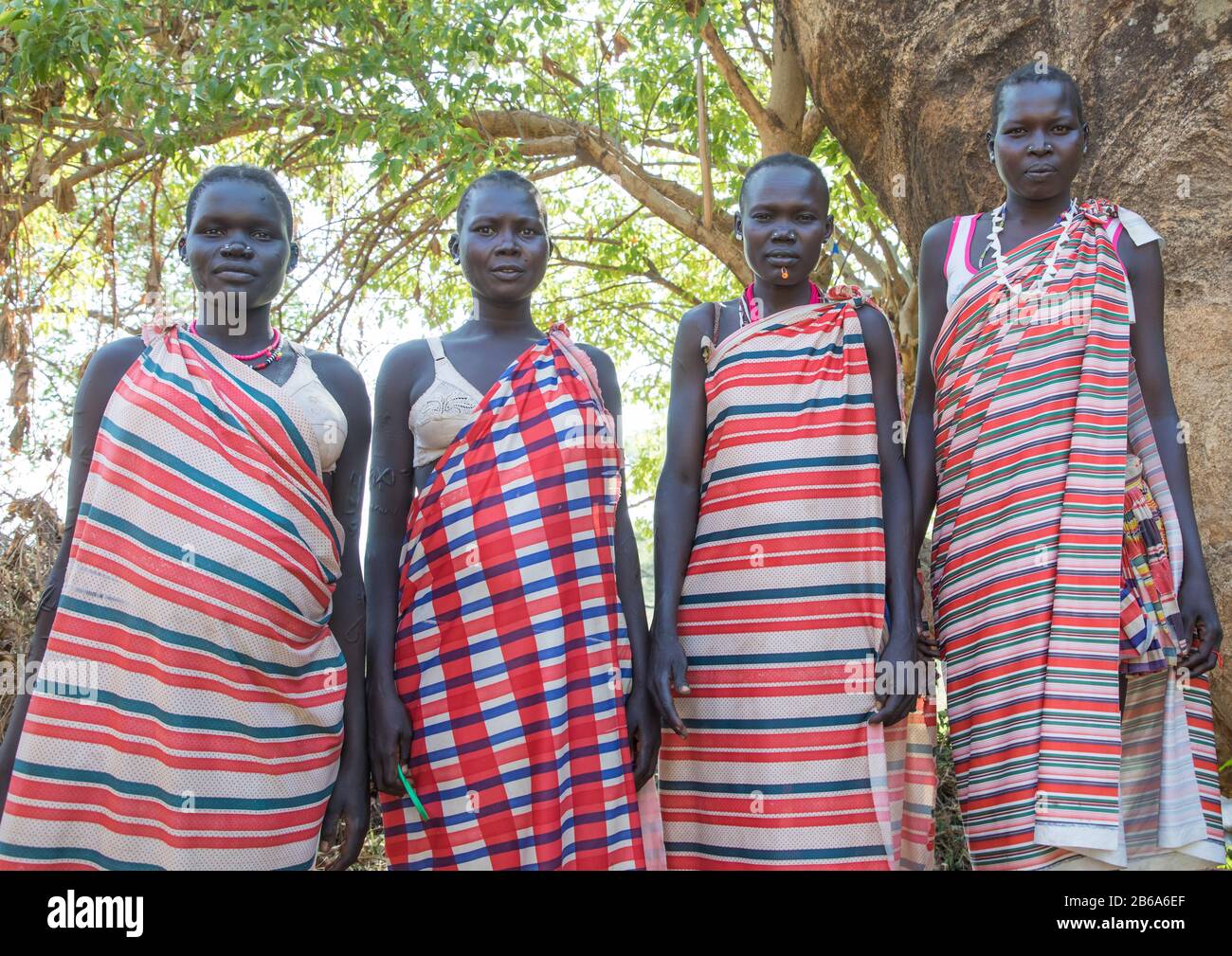 Porträt von Larim-Stammfrauen, die sich auf die gleiche Weise bekleidet haben, Boya Mountains, Imatong, Südsudan Stockfoto