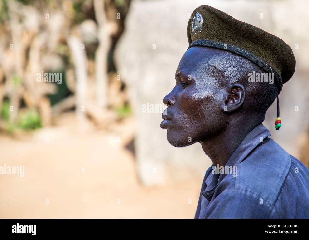 Porträt eines Stammmannes aus Larim, der einen Militärberet, Boya Mountains, Imatong, Südsudan trägt Stockfoto