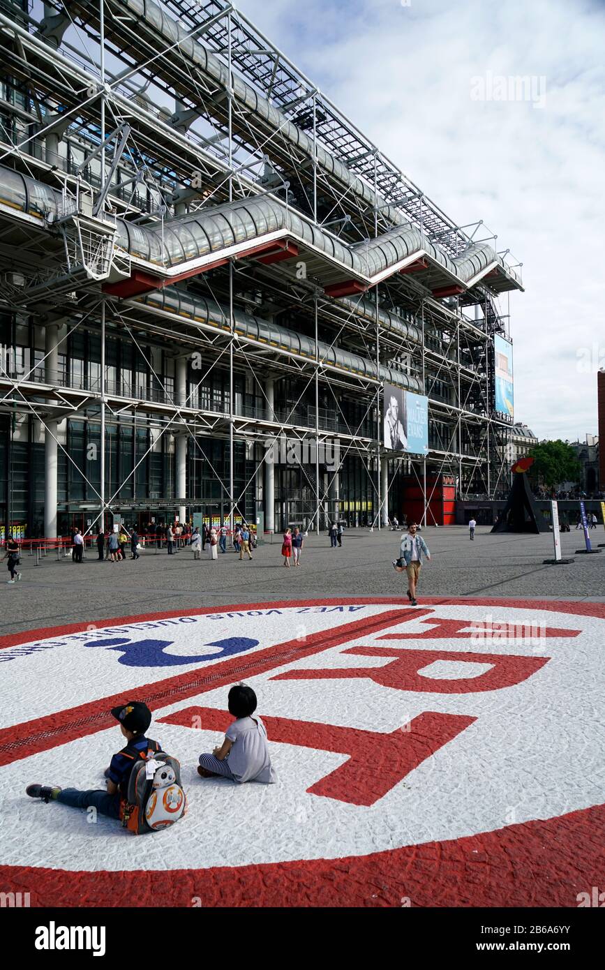 Das Centre Pompidou alias Pompidou Centre mit der schrägen plaza im Vordergrund.Paris.France Stockfoto