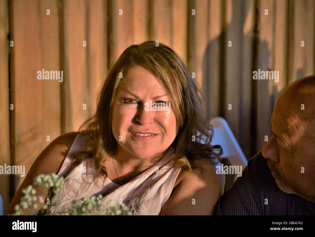 Ethnische Frauen mittleren Alters bei einer echten Familienversammlung, die hispanisch mexikanisch ist Stockfoto