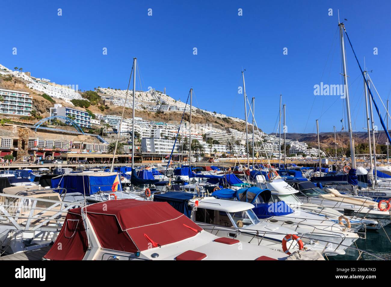 Yachts und Boote im Jachthafen, Hafen von Puerto Rico de Gran Canaria, Kanarische Inseln Stockfoto