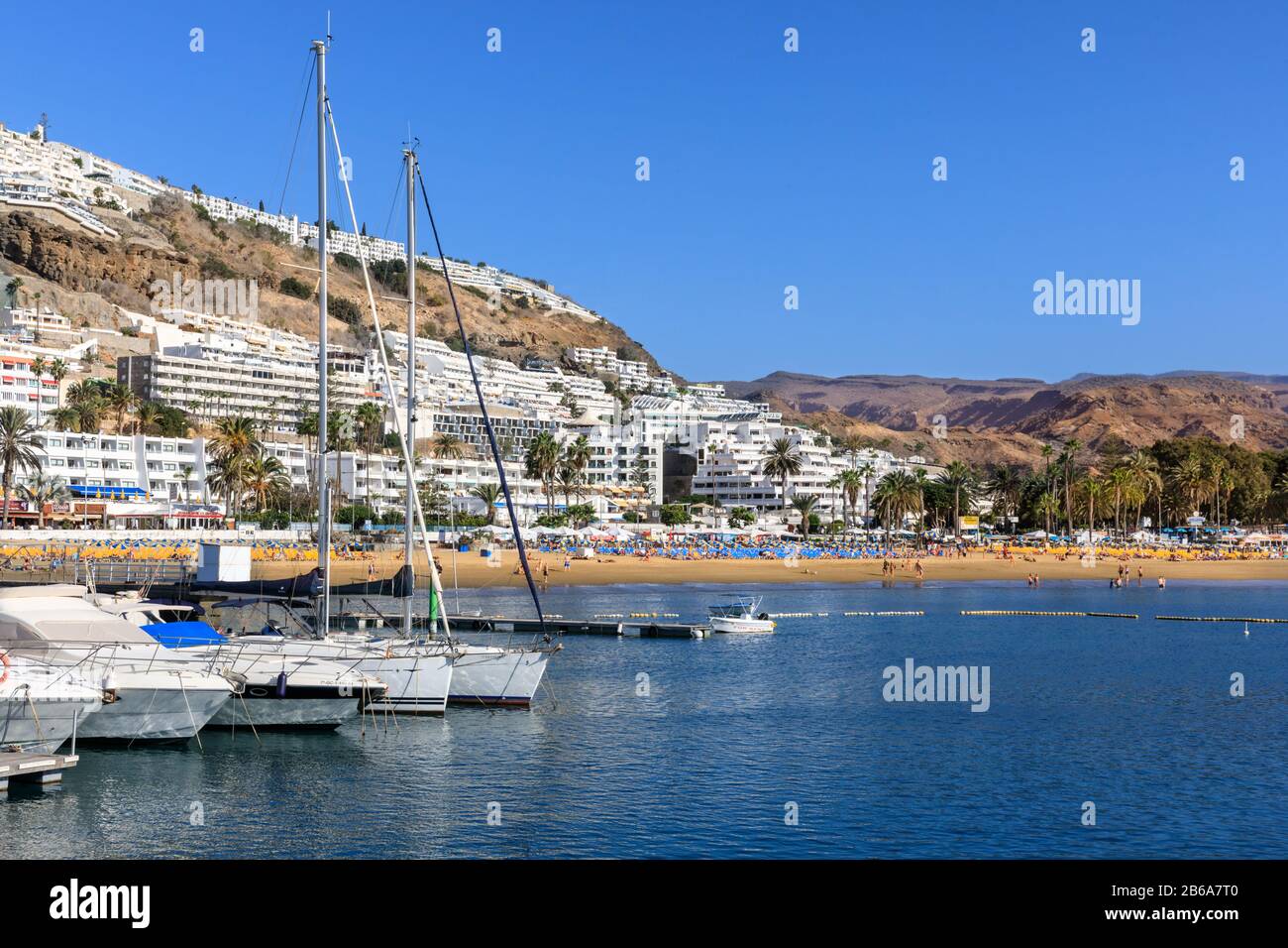 Strand- und Apartmentgebäude mit Jachthafen in Playa del Puerto Rico, Südküste, Gran Canaria, Kanarische Inseln, Spanien Stockfoto