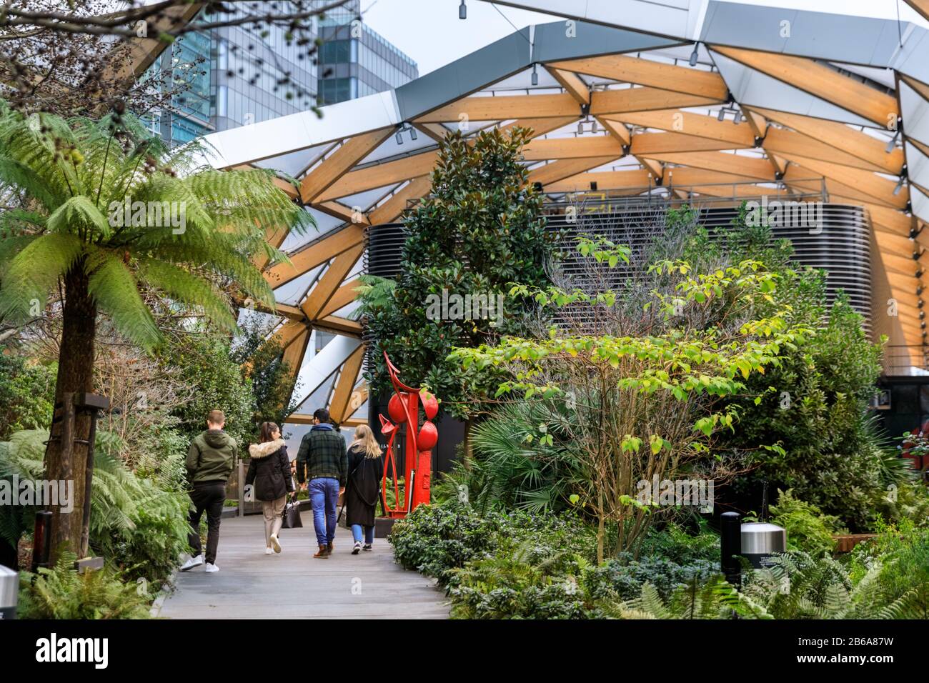 Crossrail Place Roof Garden, Menschen, die in urbanen Refugium und grüner Architektur laufen, Canary Wharf, London Stockfoto