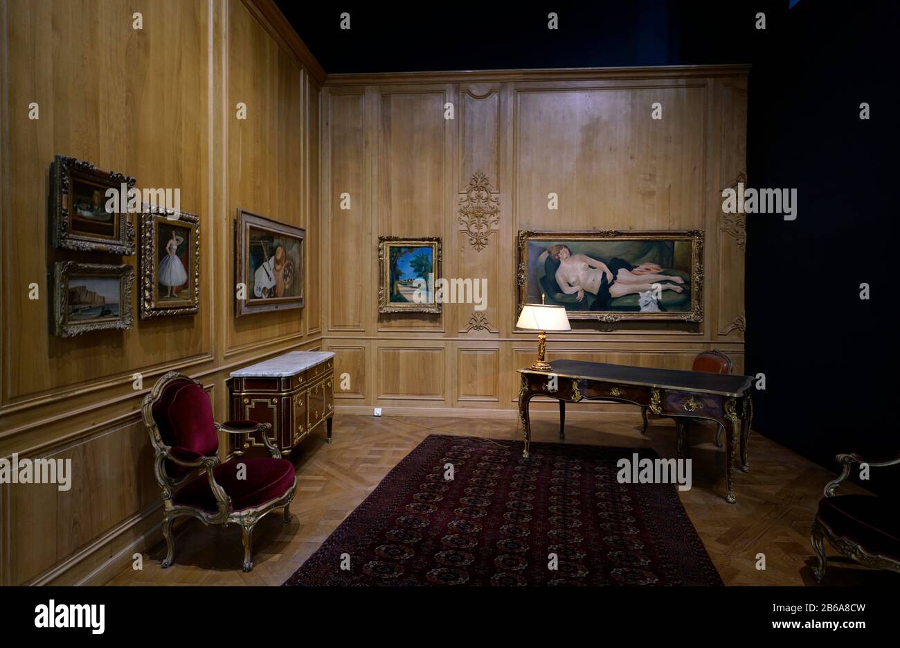 Gemälde und antike Möbel sind im Musee de l'Orangerie Museum.Paris.France ausgestellt Stockfoto