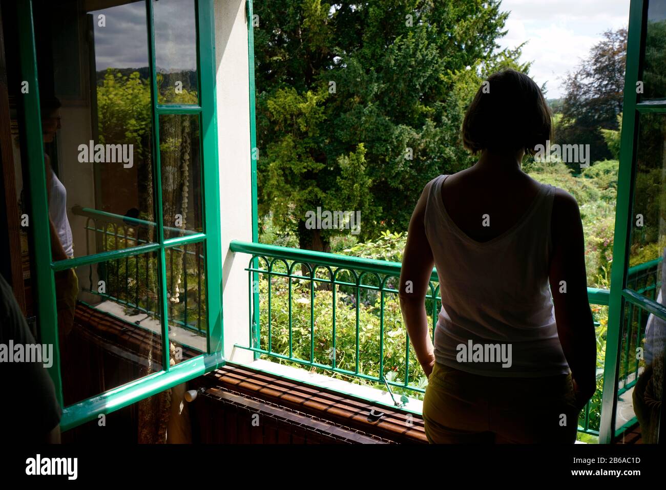 Besucher am Schlafzimmerfenster von Claude Monets Haus mit Garten im Hintergrund.Giverny.Region Normandie.France Stockfoto