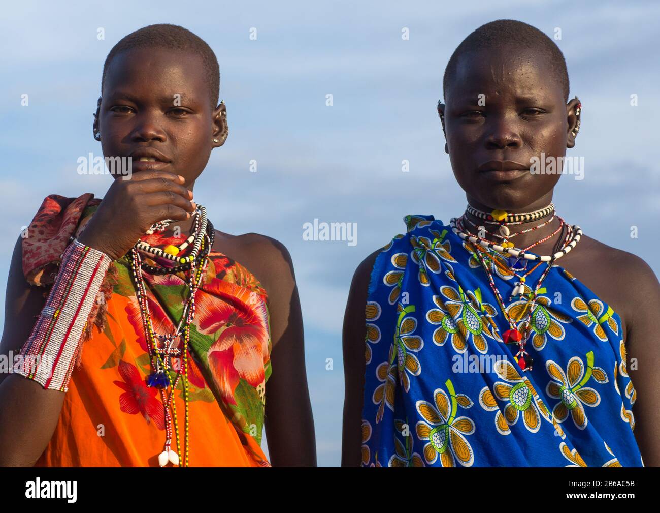 Toposa-Stamm junge Frauen in traditioneller Kleidung, Namorunyang State, Kapoeta, Südsudan Stockfoto