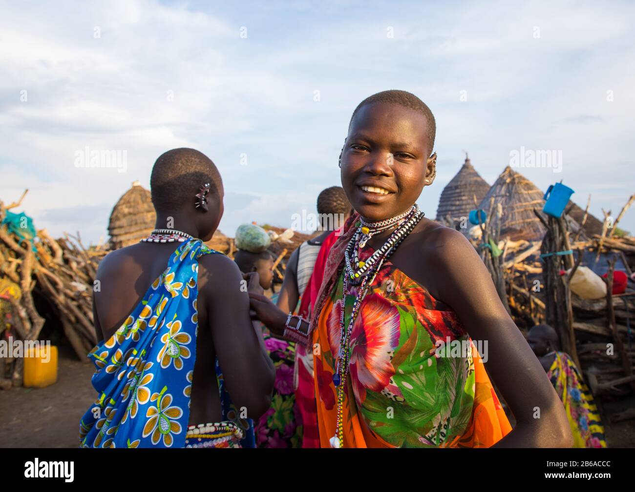 Toposa-Stamm junge Frauen in traditioneller Kleidung, Namorunyang State,  Kapoeta, Südsudan Stockfotografie - Alamy
