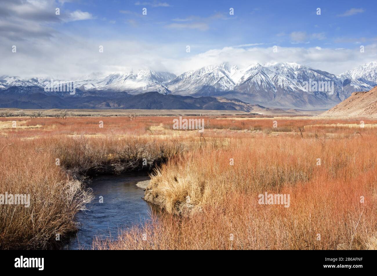 Owens River im Owens Valley und in den Sierra Nevada Mountains in einem trockenen Winter mit niedrigem Schnee Stockfoto