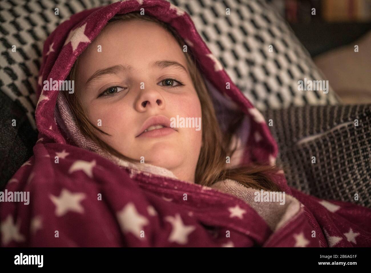 Porträt eines zehnjährigen Mädchens, das sich zu Hause krank fühlt. Stockfoto