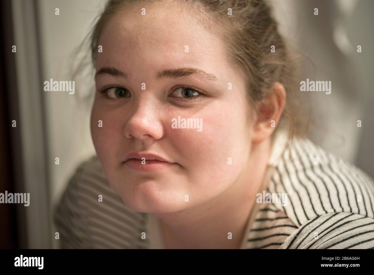 Nur Gesicht, Nahaufnahme des Porträts eines 14 Jahre alten Teenager-Mädchens. Stockfoto