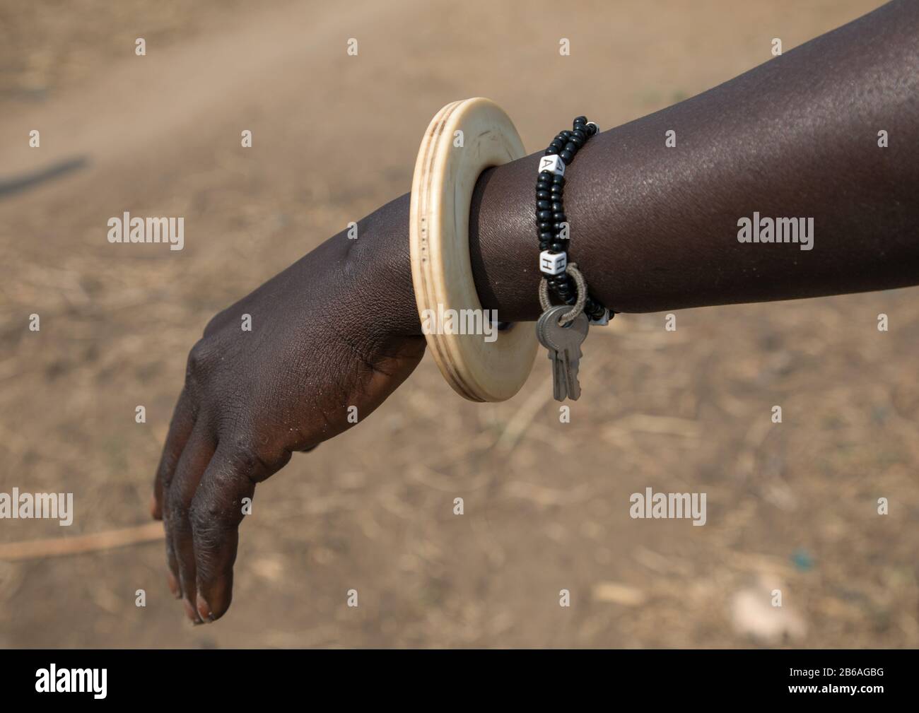 Stammfrau der Mundari mit einem Armreif aus Elfenbein, Central Equatoria, Terekeka, Südsudan Stockfoto