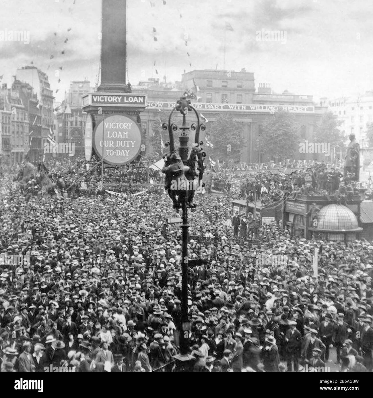 Tag des Waffenstillstands 11. November 1918. Menschenmassen auf dem Trafalgar Square, London, Stockfoto