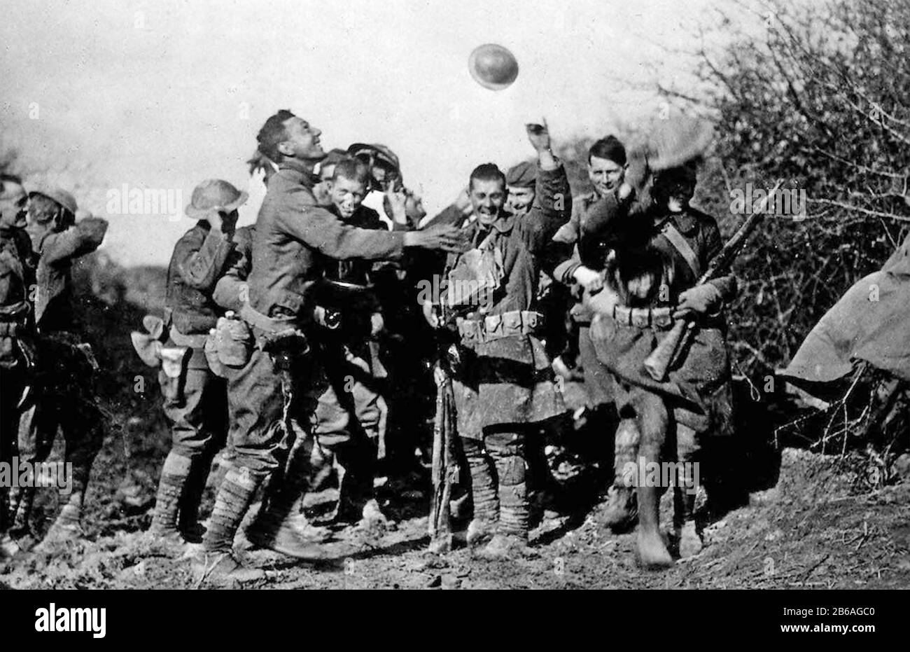 Tag des Waffenstillstands 11. November 1918. Britische Truppen feiern die Unterzeichnung. Stockfoto