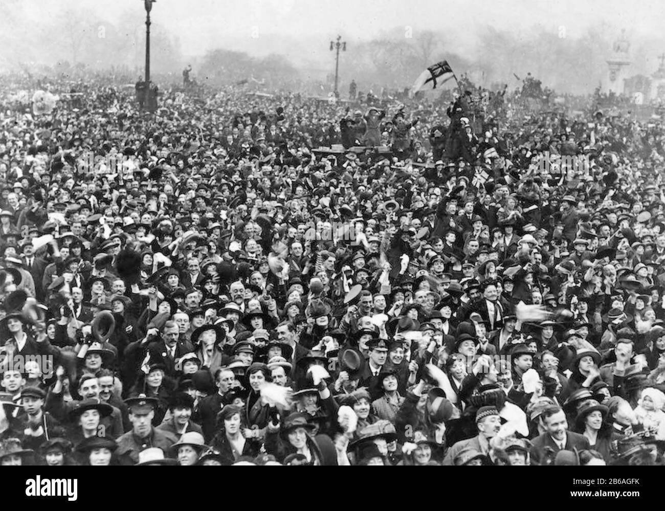Tag des Waffenstillstands 11. November 1918. Menschenmassen vor dem Buckingham Palace. Stockfoto