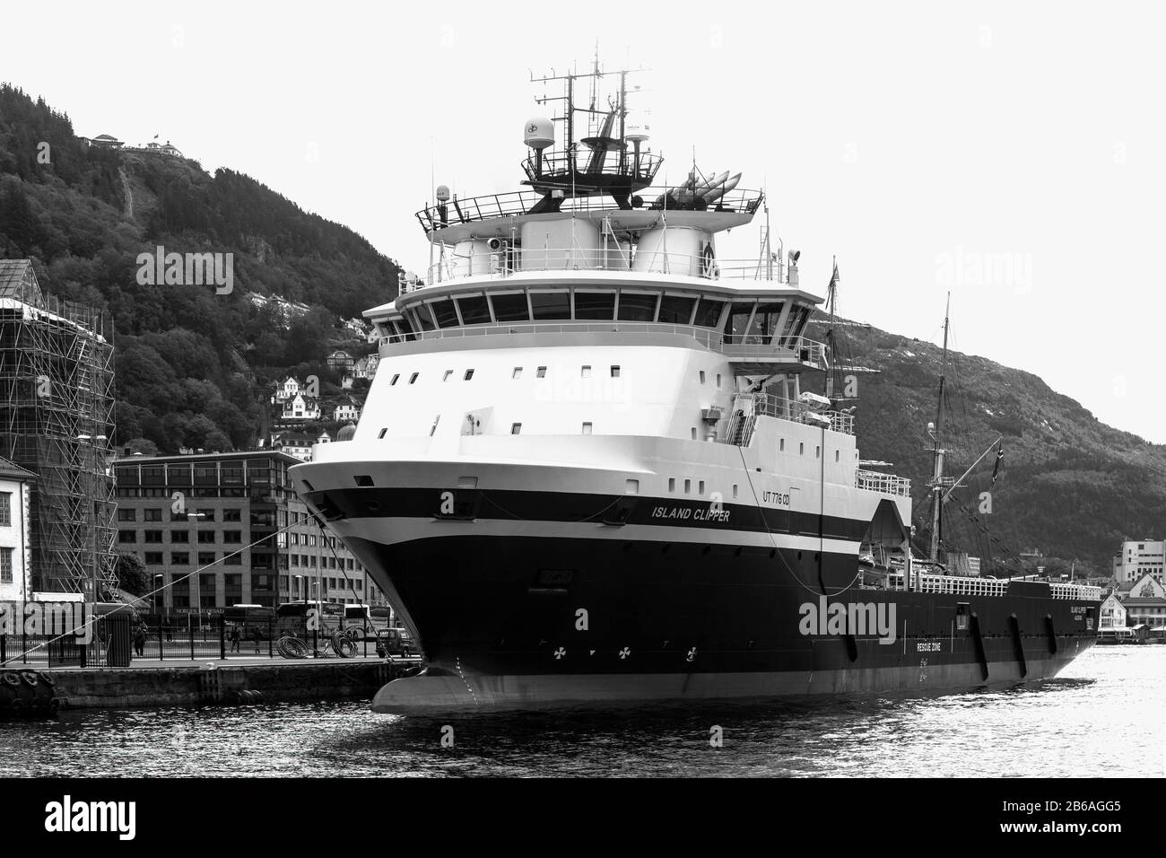 Offshore-Plattform-Versorgungsschiffe (PSV) Island Clipper im Hafen von Bergen, Norwegen. Moored bei Festningskaien Stockfoto