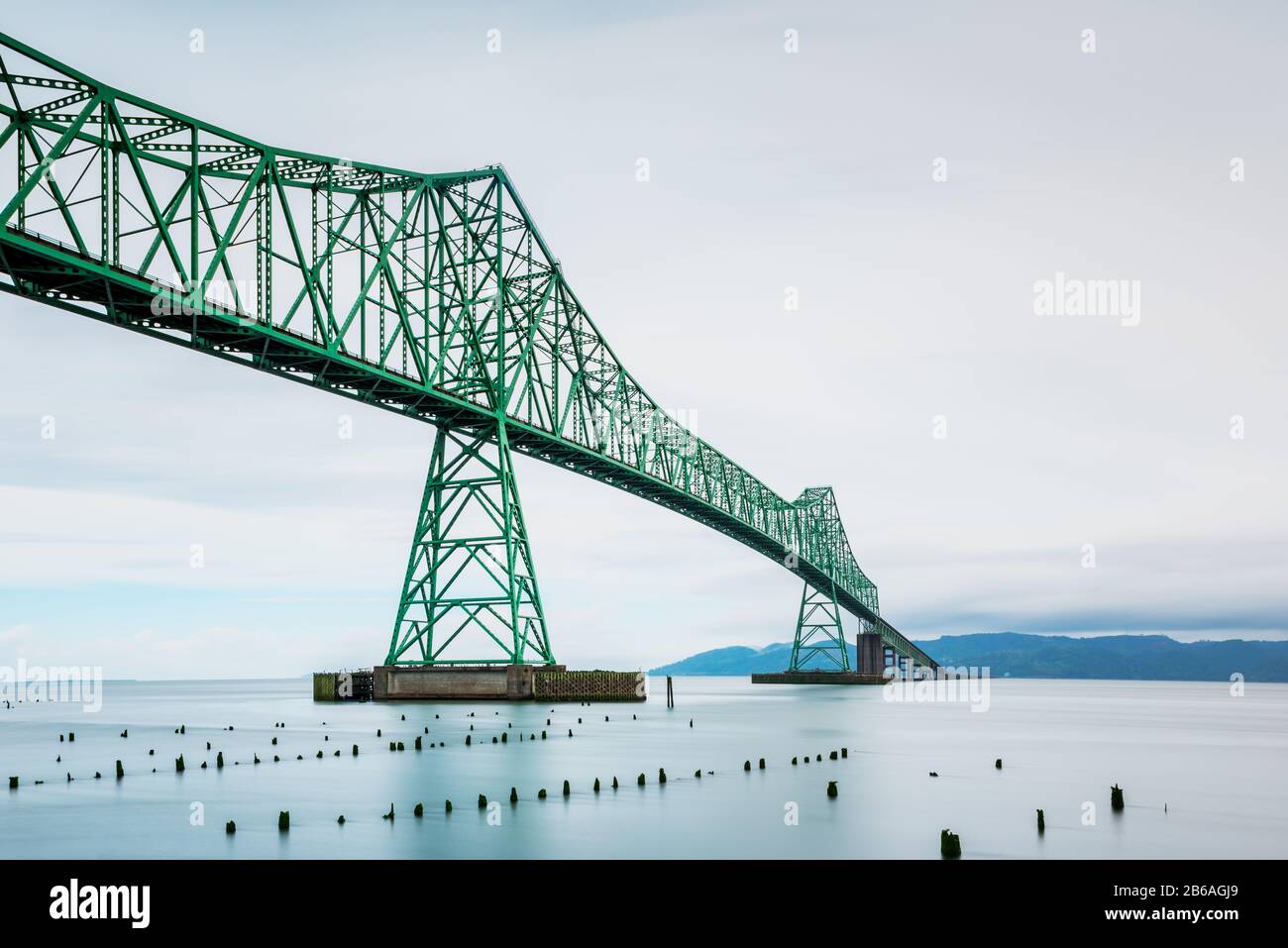 Lange Exposition der Astoria-Megler-Brücke, des Columbia River und des Pazifischen Ozeans in Astoria, Oregon, USA. Auf der anderen Seite des Flusses beginnt der Bundesstaat Washington. Stockfoto