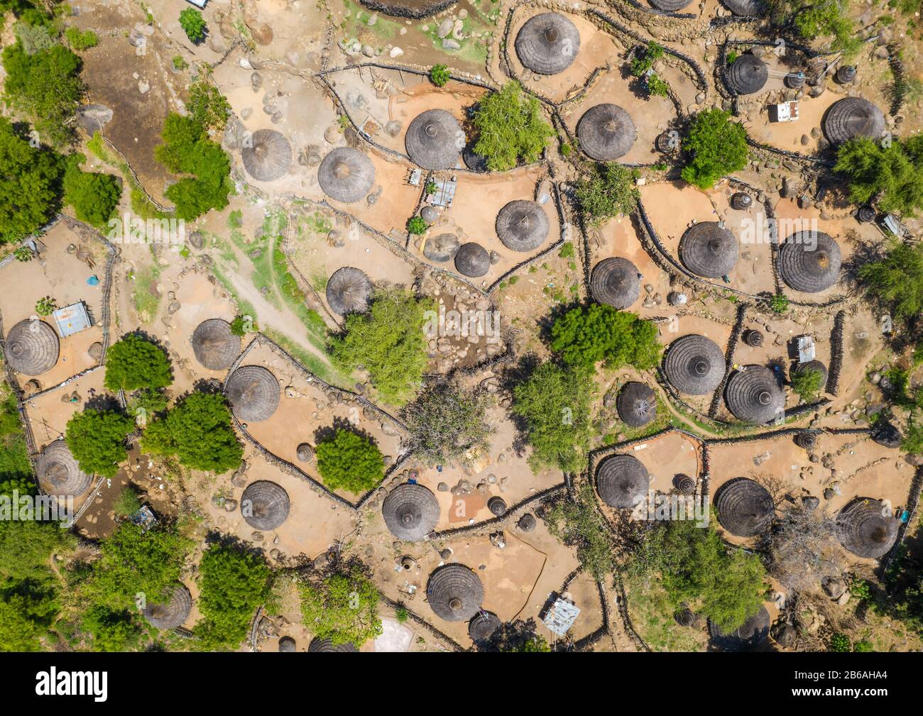 Luftbild eines traditionellen Lotuko-Stammdorfes auf dem Berg, Central Equatoria, Ilreu, Südsudan Stockfoto