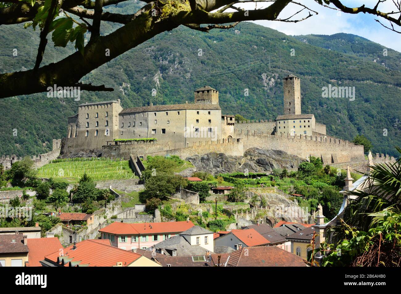 Bellinona, SCHWEIZ - 4. Juli 2014: Castelgrande in Bellinona, Schweiz. Zum UNESCO-Weltkulturerbe gehört, wobei die Stadt im Vordergrund steht Stockfoto