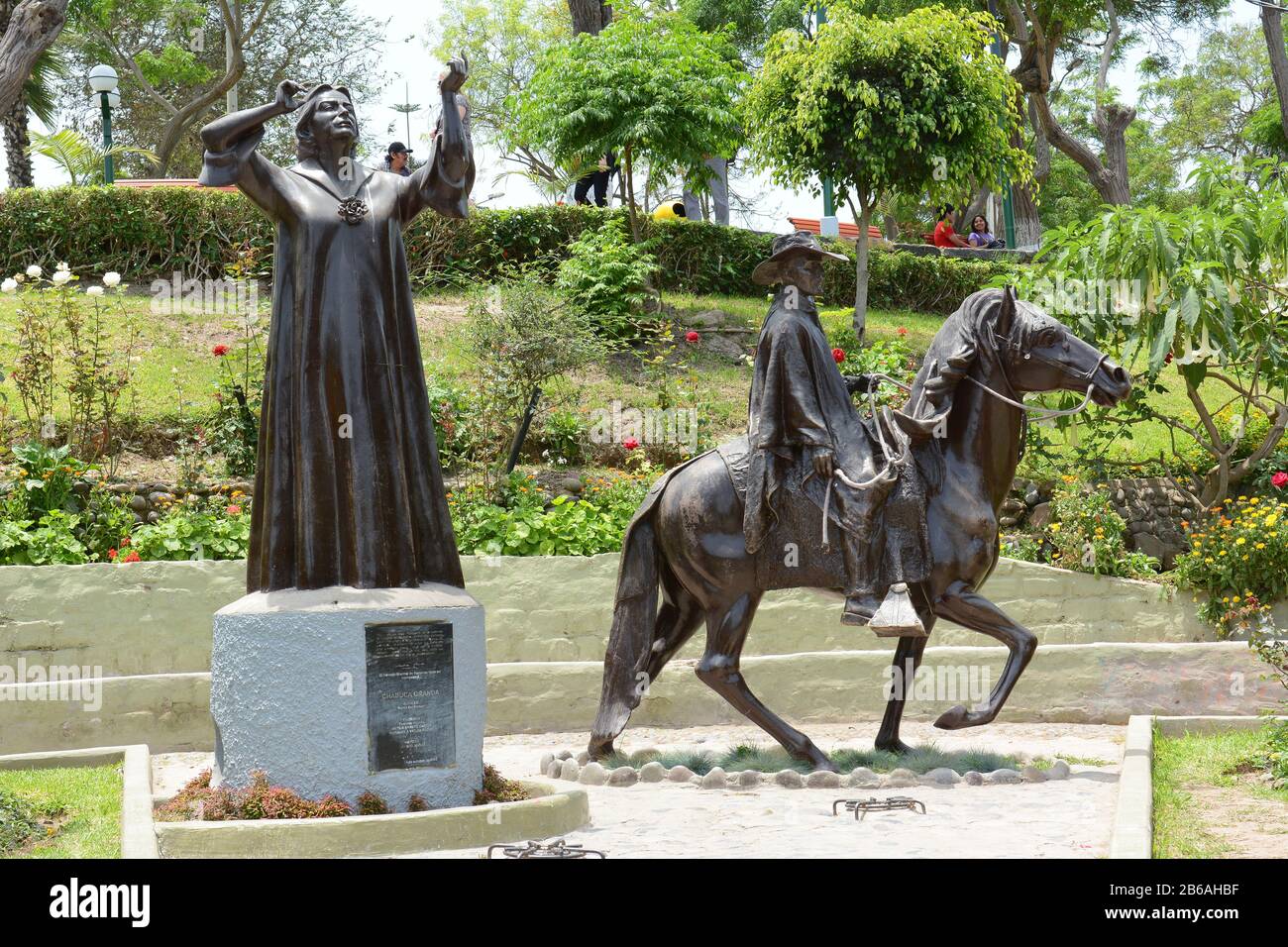 Barranco, PERU - 18. OKTOBER 2015: Chabuca Granda Statue. Das Denkmal für den einheimischen Sänger und Komponisten befindet sich im Distrikt Barranco in Lima. Stockfoto