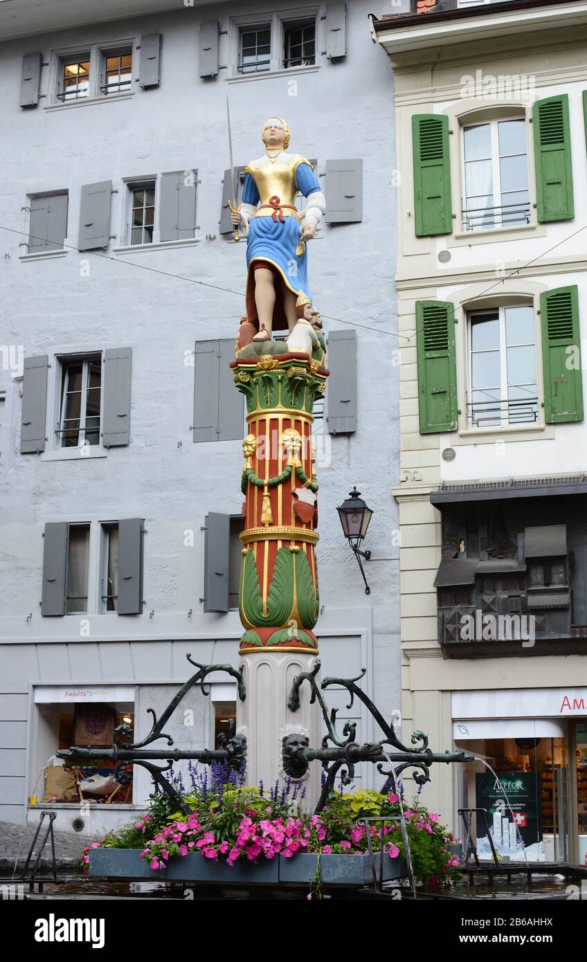 Lausanne, SCHWEIZ - 7. JULI 2014: Der Brunnen der Gerechtigkeit (Fontaine de la Justice). Der Brunnen stammt aus dem Jahr 1557, und die ursprüngliche Statue, in der sie gefertigt wurde Stockfoto