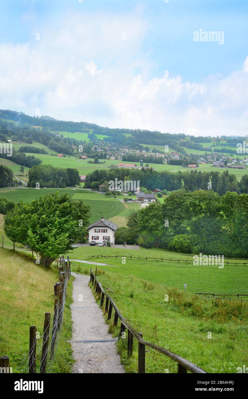 Gruyeres, SCHWEIZ - 8. JULI 2014: Landschaft Gruyeres. Die mittelalterliche Stadt ist ein wichtiger Touristenort im oberen Tal des Saane-Flusses Stockfoto