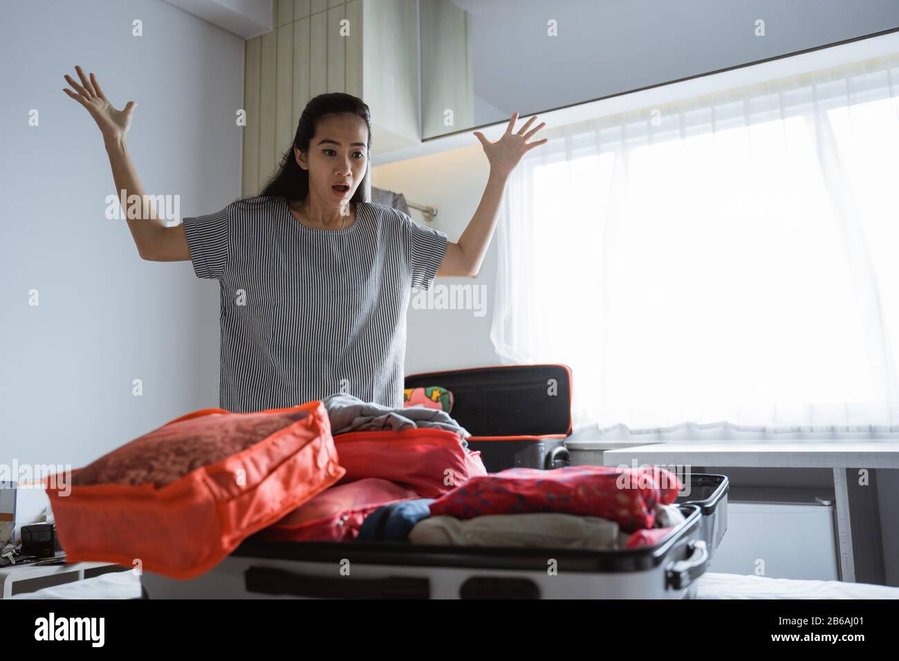 Asiatische Mutter hat Kopfschmerzen, wenn sie Kleidung und Taschen für Reisen vorbereitet Stockfoto Asiatische Mutter hat Kopfschmerzen, wenn sie Kleidung und Taschen für Reisen vorbereitet Stockfoto