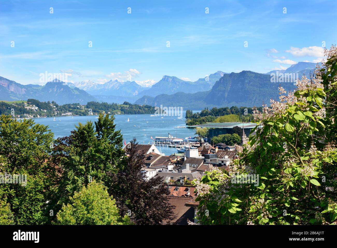 Luzerner, SCHWEIZ - 3. JULI 2014: Übersicht über Luzerner Stadt, See und Alpen. Von der Musegg-Mauer aus haben Sie einen atemberaubenden Blick auf die Stadt und den See, a Stockfoto