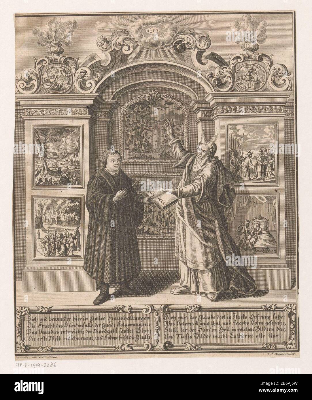 Allegorie mit Martin Luther und Moses RP-P-1914-2286 Martin Luther und Moses stellen ein Denkmal Dar, Wo: Szenen aus dem Alten Testament dargestellt sind. In der Mitte, Adam und Eva und die Vertreibung aus dem Paradies; links die Arche Noahs und die Zerstörung von Sodom und Gomorra; rechts die Geschichte von Jakob und Joseph. In den Kartuschen links oben Kain und Abel, rechts Abraham und Isaac. Luther und Moses halten eine offen geschlagene bibel weit. Hersteller : Druckerhersteller: Christian Friedrich Boëtius (börsennotiertes Objekt) zum Zeichnen: Johann August Gründler (denkmalgeschütztes Eigentum) Herstellung: Druckmaschine: Ger Stockfoto