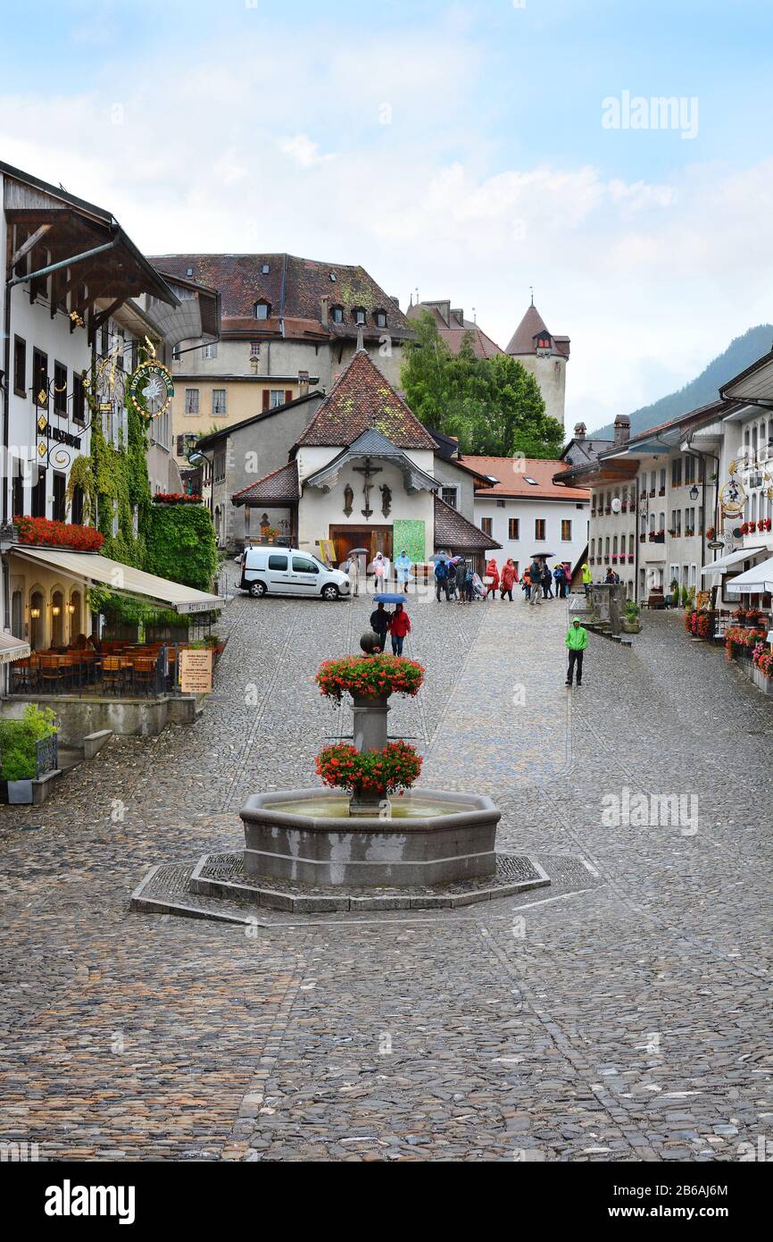 Gruyeres, SCHWEIZ - 8. JULI 2014: Die Stadt Gruyeres. Die mittelalterliche Stadt ist ein wichtiger Touristenort im oberen Tal des Saane-Flusses Stockfoto