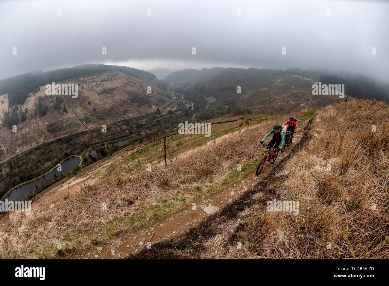 Zwei Männer fahren mit Mountainbikes auf einem Pfad am Glyncorrwg im Afan Forest Park in Südwales. Stockfoto