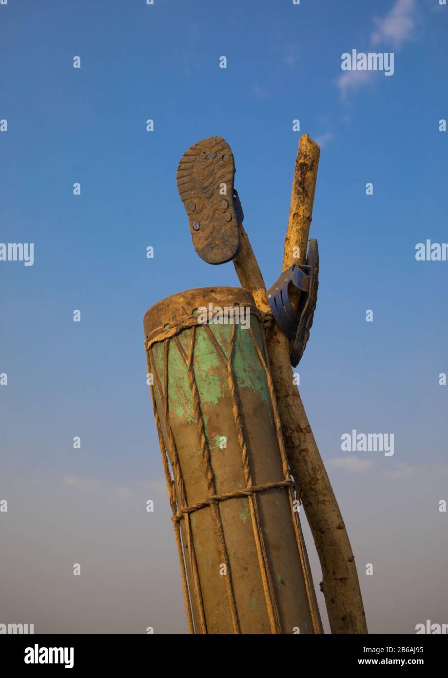 Stammtrommel der Mundari in einem Viehlager, Central Equatoria, Terekeka, Südsudan Stockfoto