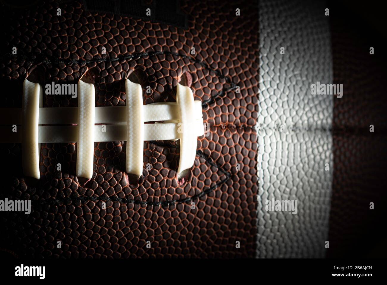 Nahaufnahme eines American Football auf schwarzem Hintergrund Stockfoto