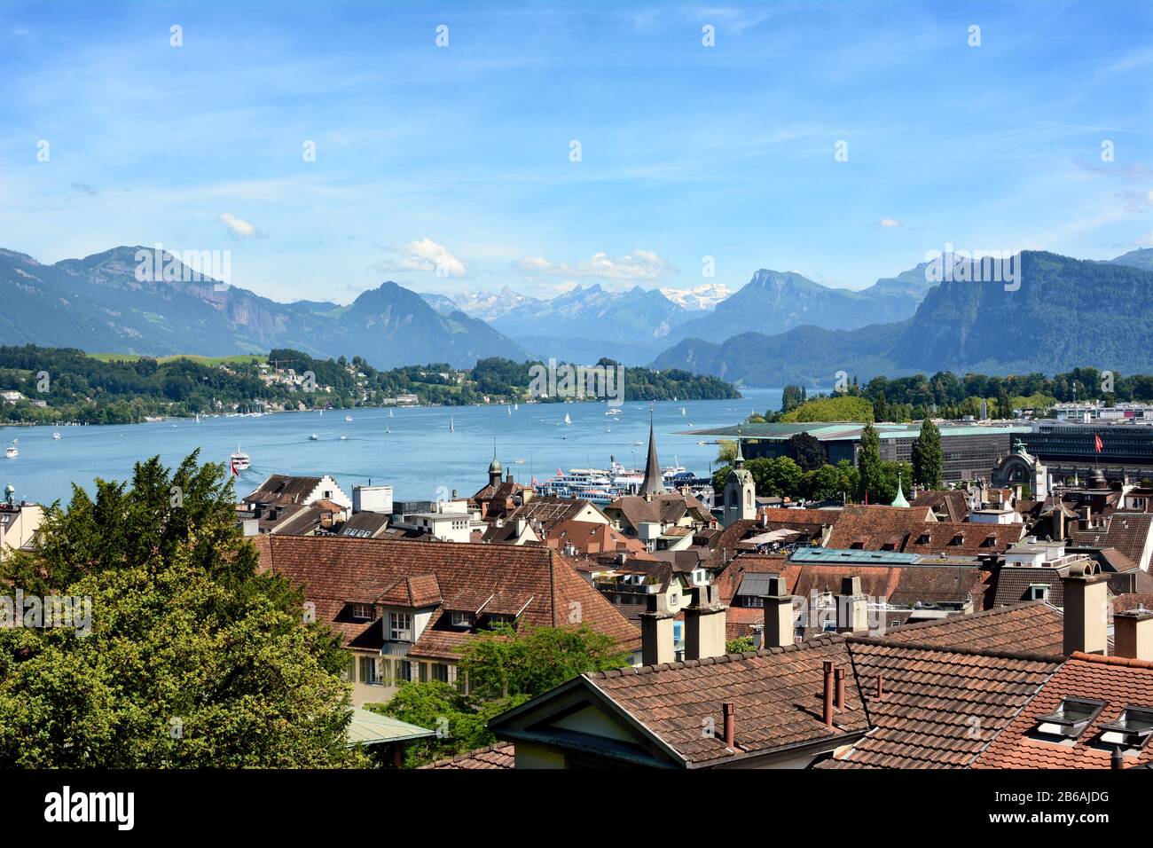 Luzerner, SCHWEIZ - 3. JULI 2014: Übersicht über Luzerner Stadt, See und Alpen. Von diesem Aussichtspunkt aus können Sie den Vierwaldstättersee, die City Central und die Stadt sehen Stockfoto