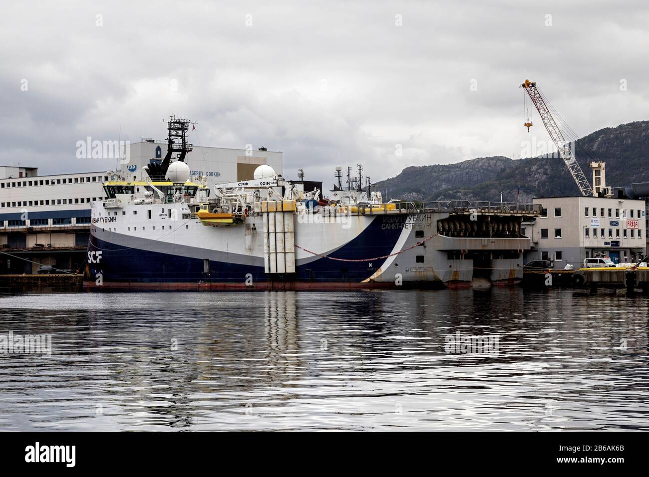 Russische Forschung / Untersuchung geophysikalisches Erkundungsschiff Iwan Gubkin am Dokkssjaerskaien Kai im Hafen von Bergen, Norwegen. Stockfoto