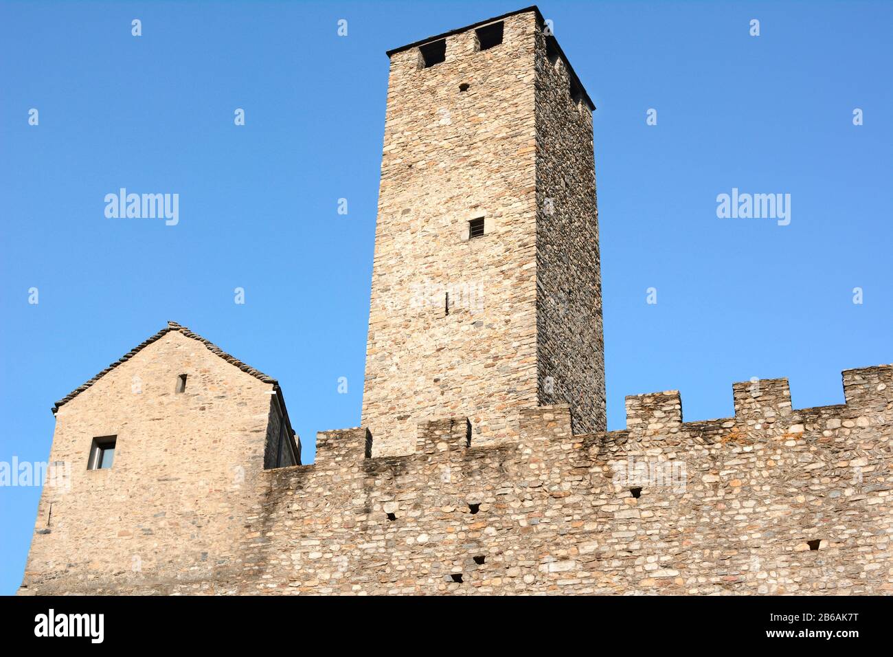 Bellinona, SCHWEIZ - 4. JULI 2014: Torre Bianca (Weißer Turm) und Befestigungsmauern in Castelgrande, Bellinona. Castelgrande gehört zum UNESCO-Weltkulturerbe S. Stockfoto