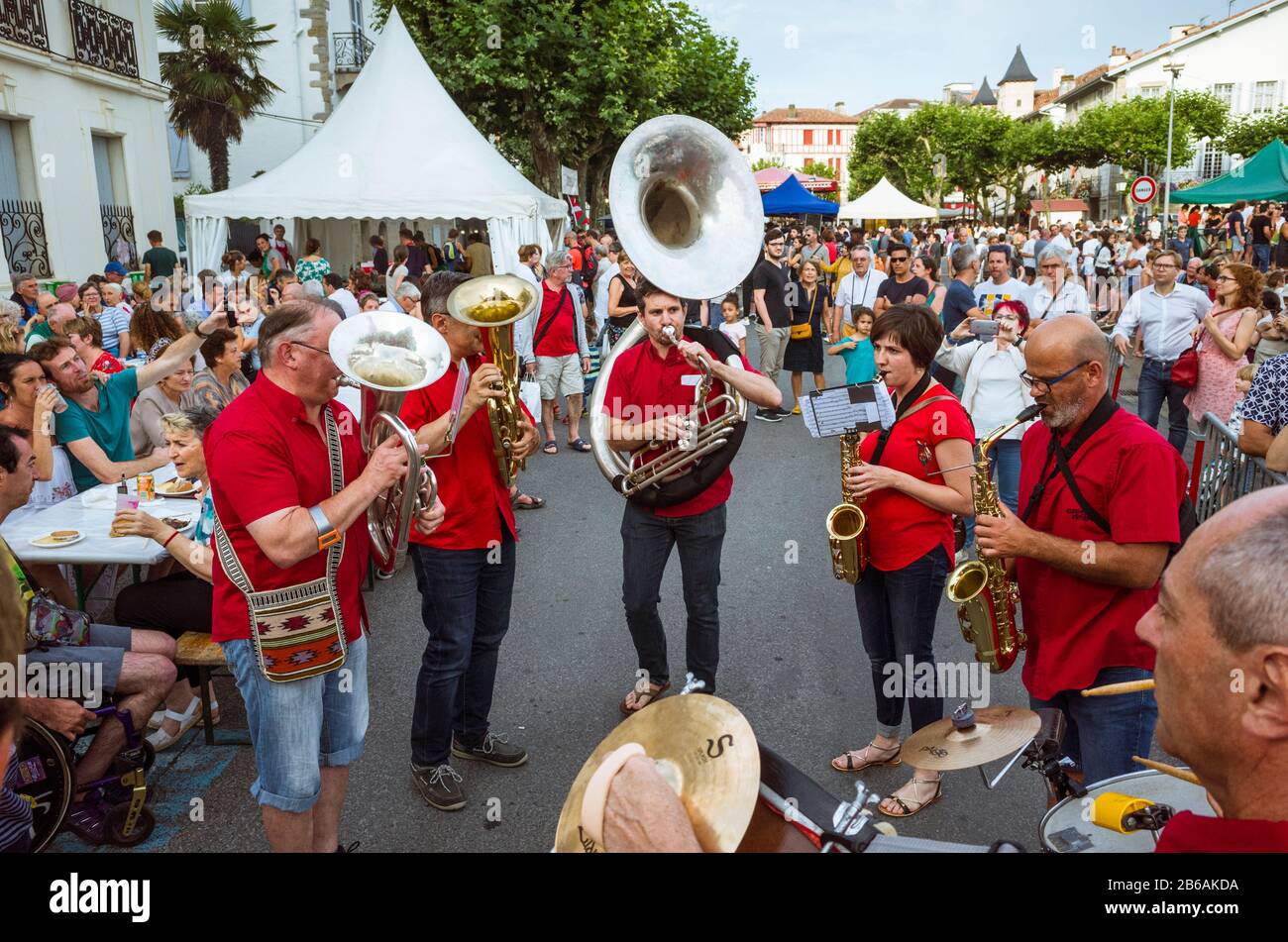 Saint Jean de Luz, französisches Baskenland, Frankreich - 13. Juli 2019: EINE traditionelle Musikertruppe wird während der Celebrati auf Dem Place Louis XVI auftreten Stockfoto