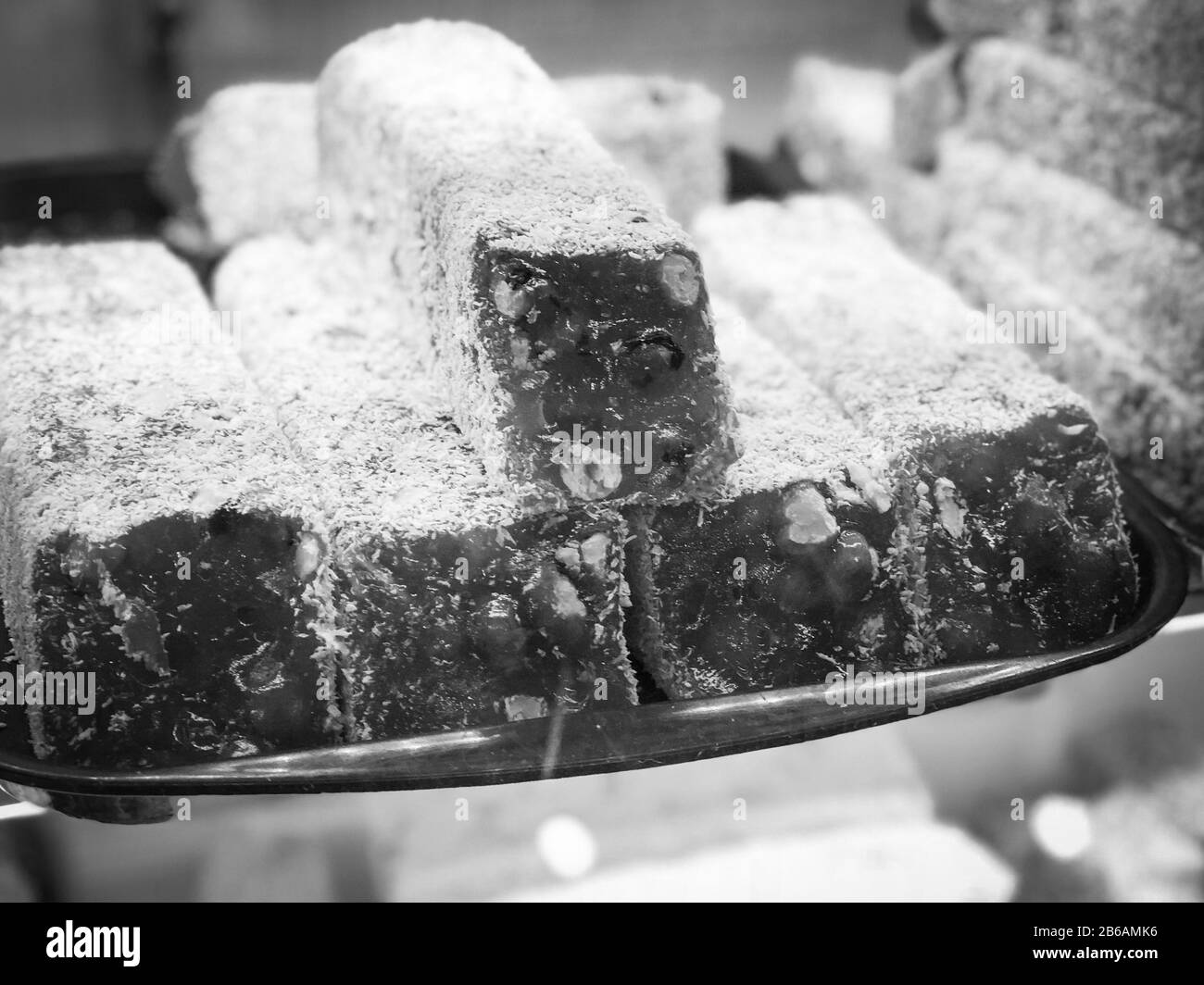 Vielfalt an türkischen Köstlichkeiten mit Nüssen, Pistazien, Samen & getrockneten Früchten Stockfoto