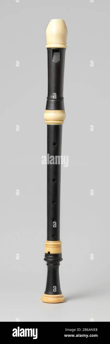 Altblokfluit Altblokfluit Objekttyp: Altflöte Altflöte Artikelnummer: BK-NM-11430-93 Aufschriften / Marken: Mark auf Kopf, Mittelteil und Fuß, gestempelt "T.BOEKHOUT" [Krone] / T .BOEKHOUT / [kletternde Löwin] Beschreibung: Alto, mit Elfenbein beschriftet, mit T. Boekhout gekennzeichnet. Hersteller : Musikinstrumentenbauer: Thomas Coenrat Boekhoutedorp Ort Herstellung: Amsterdam Datum: CA. 1700 Physikalische Eigenschaften: Ebenholz und Elfenbein Material: Elfenbein Abmessungen: Gesamt: 509 l, 6 mmd 50 mm Stockfoto